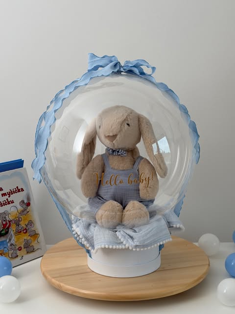 Plyšový zajačik v modrej bubline s nápisom Hello baby